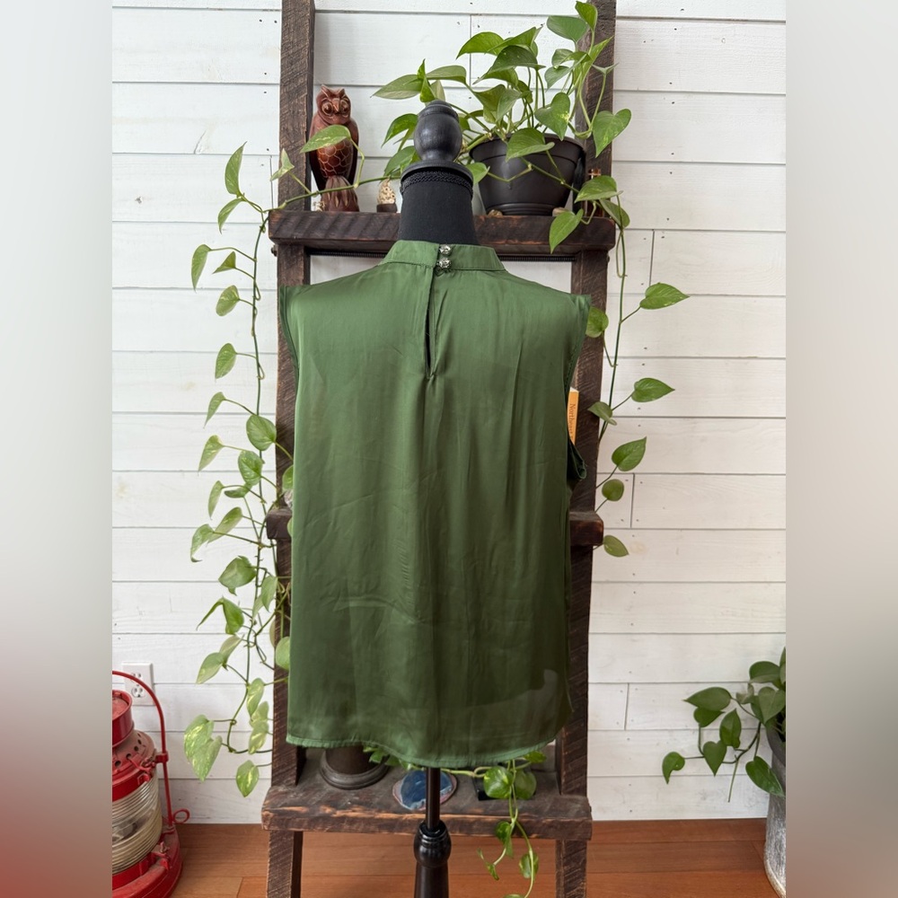 Elementz Lush Olive Green Pleated Blouse with Keyhole Backing - Picture 5 of 16
